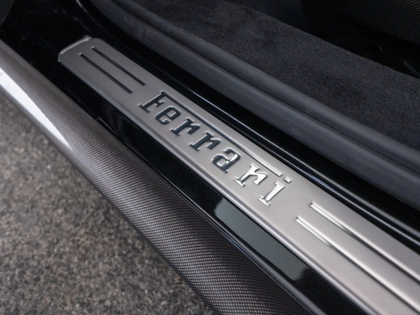 2025 Ferrari SF90 Spider proposée par un concessionnaire spécialisé à Singen, Allemagne, photo 12 sur 15
