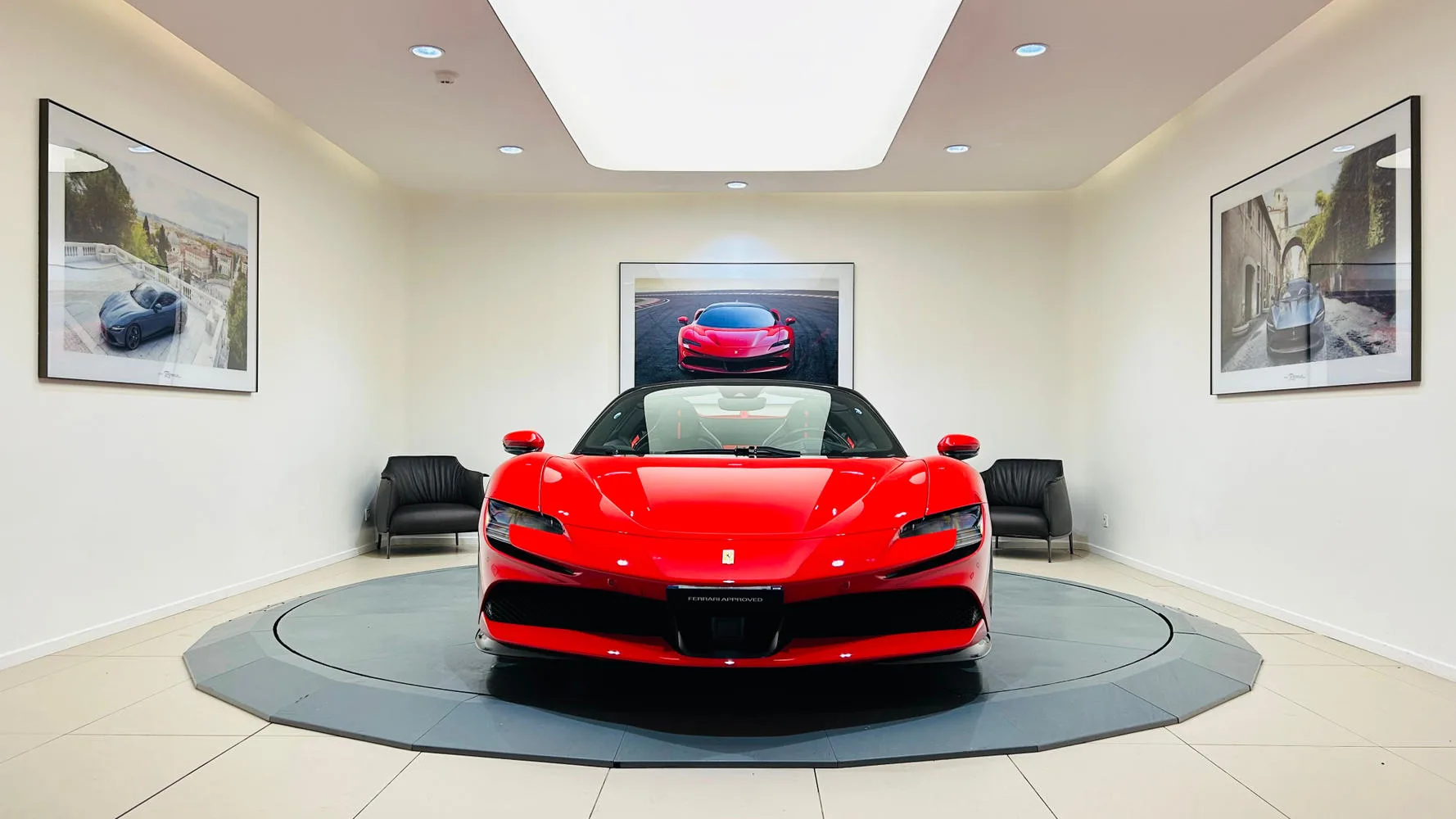 2025 Ferrari SF90 Spider proposée par un concessionnaire spécialisé à Balma, France, photo principale