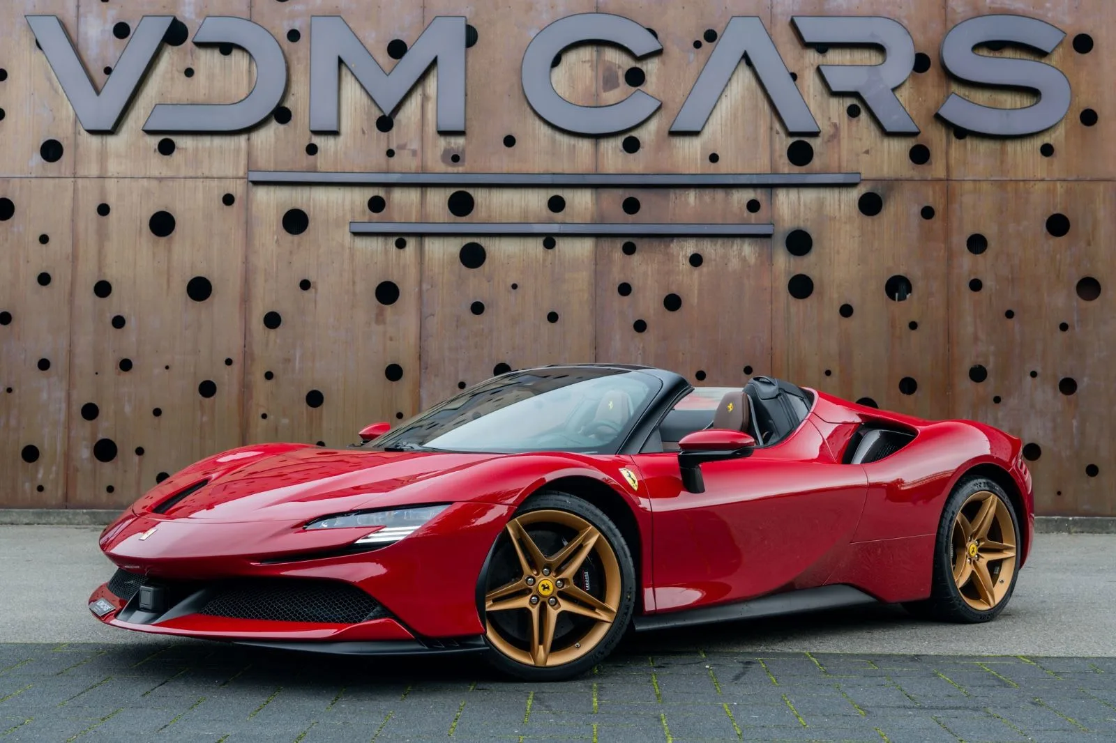 2025 Ferrari SF90 Spider proposée par un spécialiste de la supercar à Gronau, Allemagne, photo principale