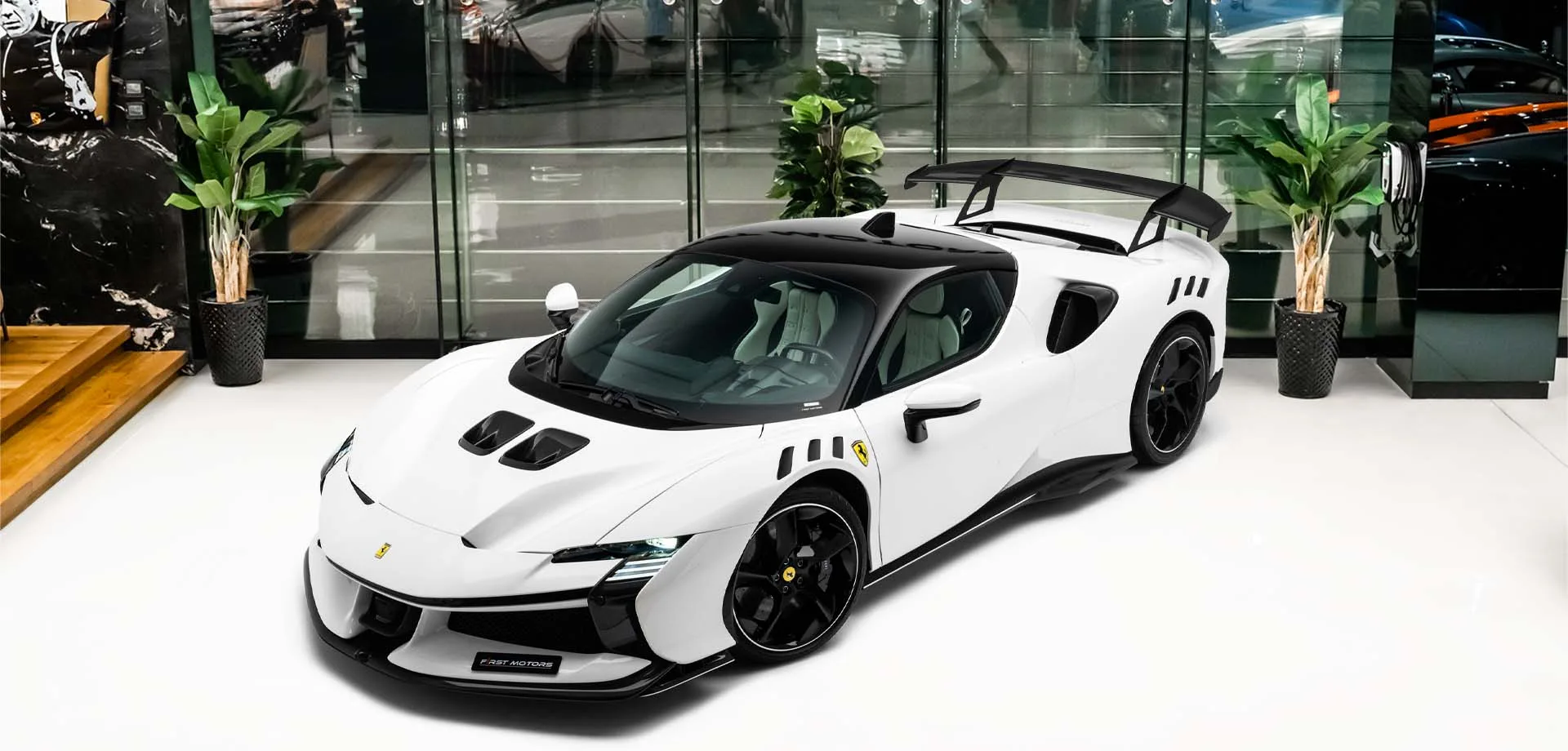 2025 Ferrari SF90 XX Stradale en un concesionario especializado de Dubái, Emiratos Árabes Unidos, foto principal