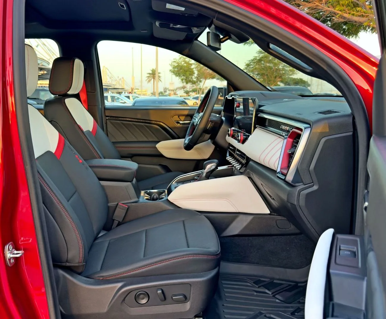2025 GMC Canyon AT4X angeboten von einem Fachhändler in Dubai, Vereinigte Arabische Emirate, Foto 11 von 13