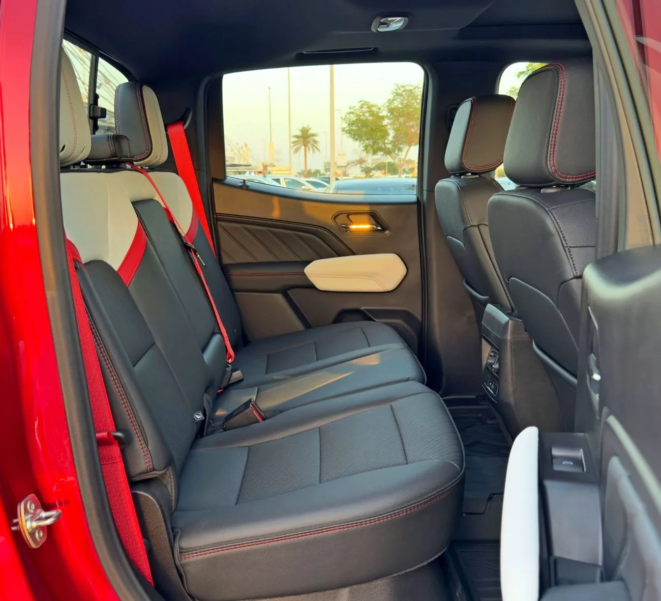 2025 GMC Canyon AT4X angeboten von einem Fachhändler in Dubai, Vereinigte Arabische Emirate, Foto 12 von 13