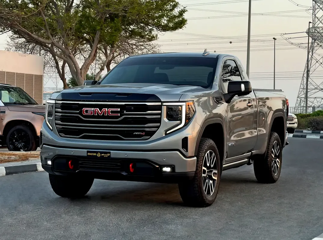 2025 GMC Sierra 1500 AT4 proposé par un concessionnaire spécialisé à Dubaï, Émirats arabes unis, photo principale