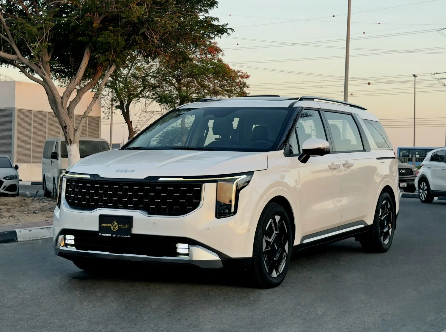 2025 Kia Carnival Ex Dlx proposée par un concessionnaire spécialisé à Dubai, Émirats arabes unis, photo principale