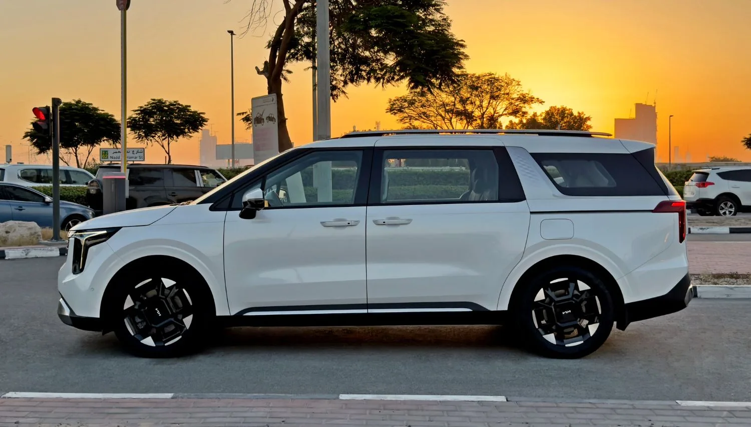 2025 Kia Carnival Ex Dlx angeboten von einem Fachhändler in Dubai, Vereinigte Arabische Emirate, Foto 4 von 14