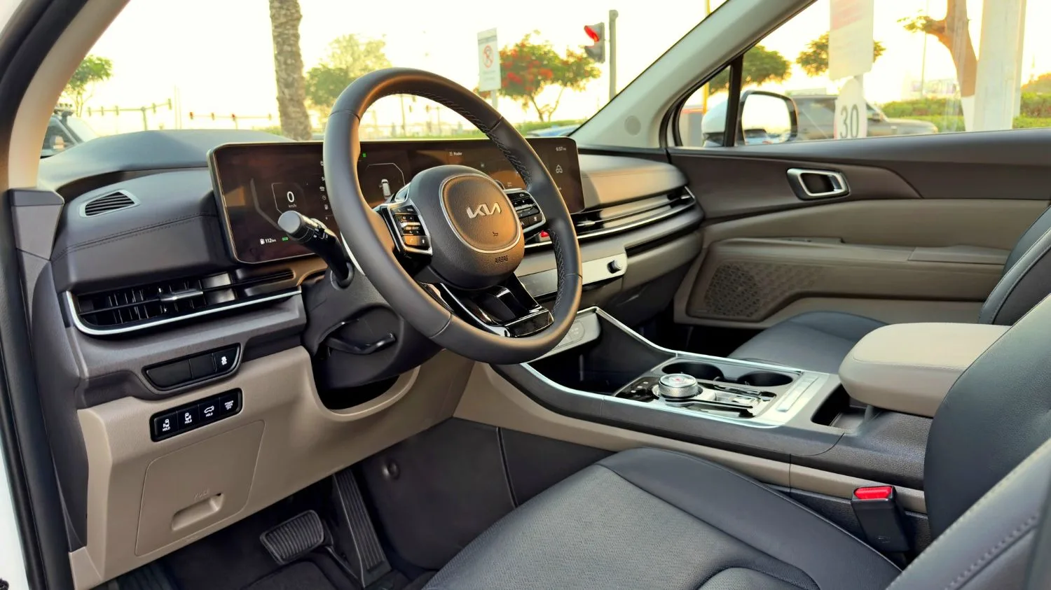 2025 Kia Carnival Ex Dlx angeboten von einem Fachhändler in Dubai, Vereinigte Arabische Emirate, Foto 8 von 14