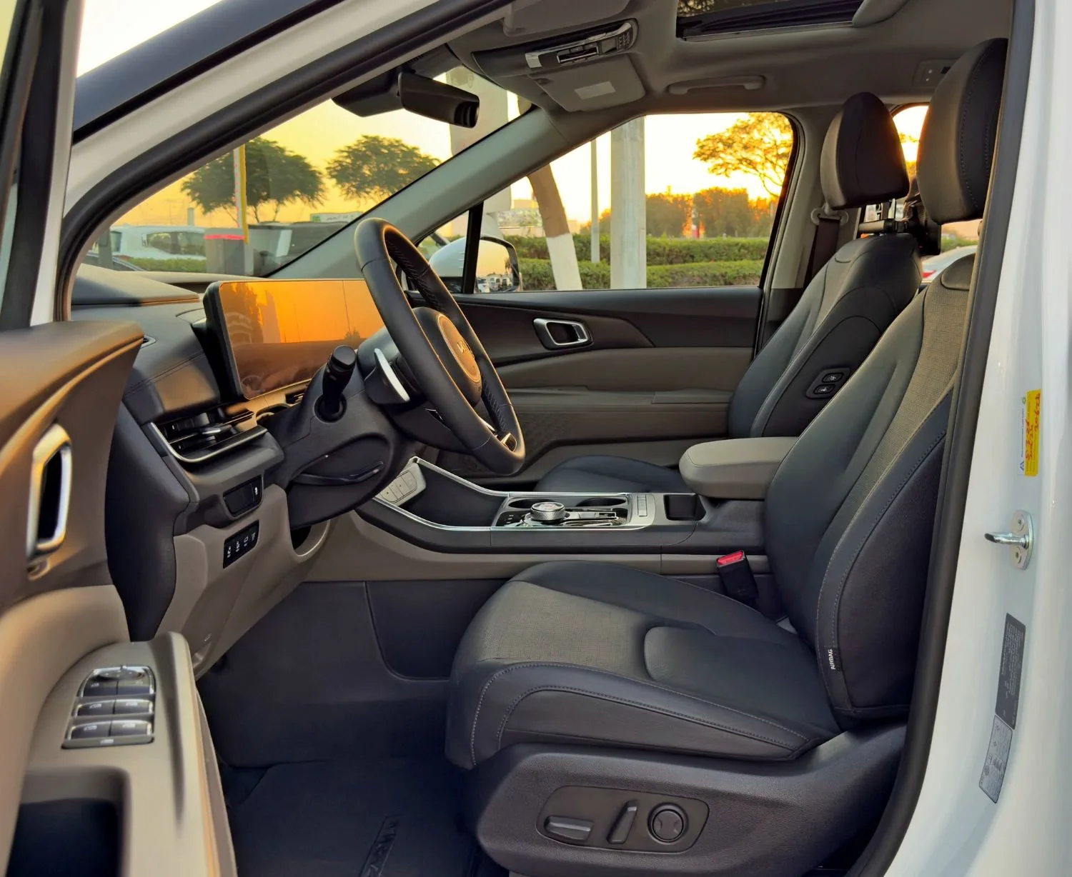 2025 Kia Carnival Ex Dlx angeboten von einem Fachhändler in Dubai, Vereinigte Arabische Emirate, Foto 9 von 14