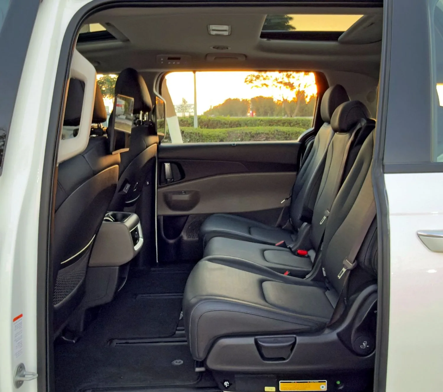 2025 Kia Carnival Ex Dlx angeboten von einem Fachhändler in Dubai, Vereinigte Arabische Emirate, Foto 12 von 14