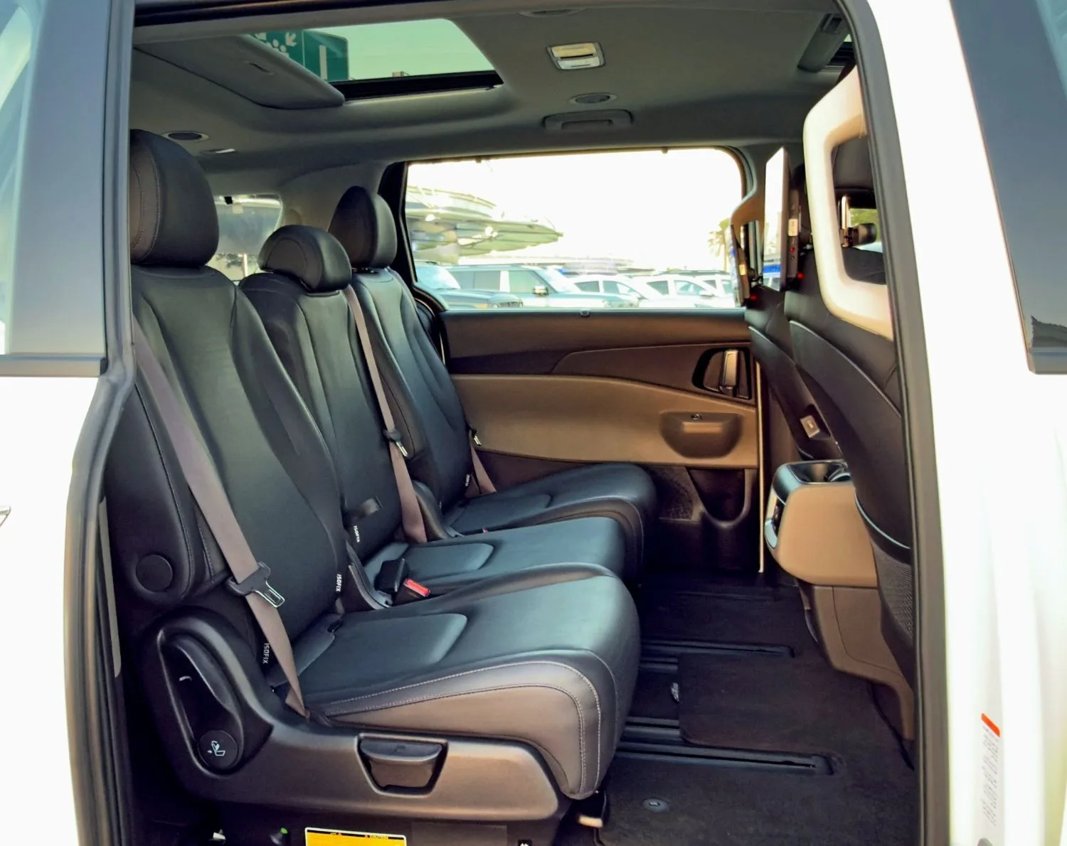 2025 Kia Carnival Ex Dlx angeboten von einem Fachhändler in Dubai, Vereinigte Arabische Emirate, Foto 13 von 14