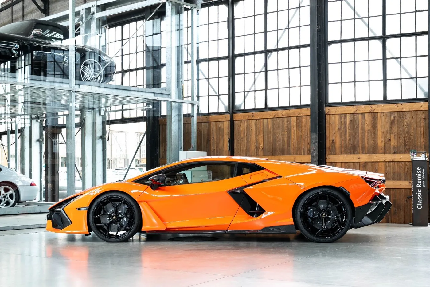 2025 Lamborghini Revuelto offered by a specialist dealer in Neuss, Germany, photo 5 of 10