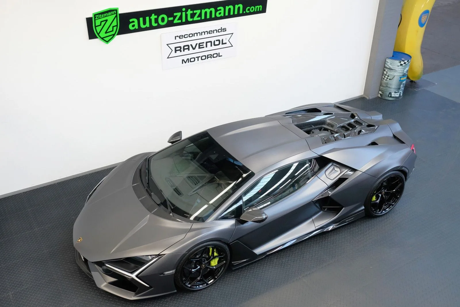 2025 Lamborghini Revuelto en un concesionario especializado de Núremberg, Alemania, foto principal