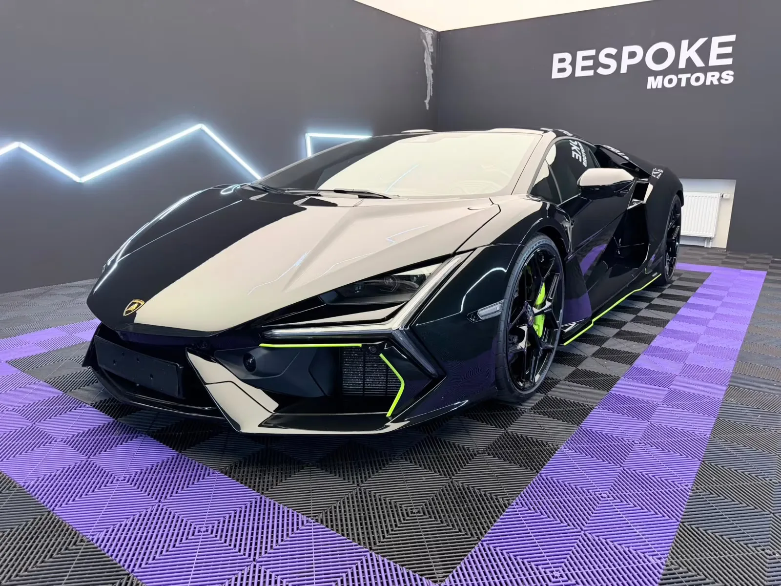 2025 Lamborghini Revuelto proposée par un concessionnaire spécialisé à Bratislava, Slovaquie, photo principale