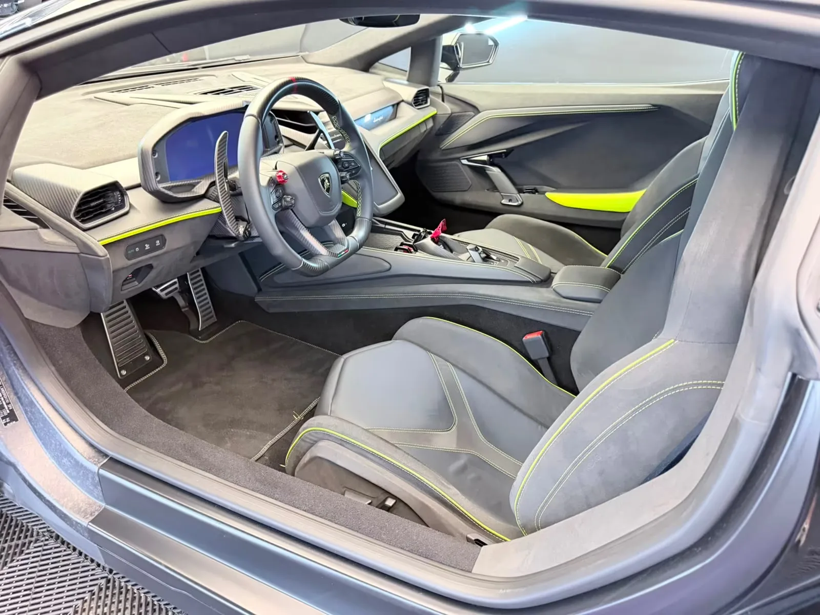 2025 Lamborghini Revuelto, 9/21