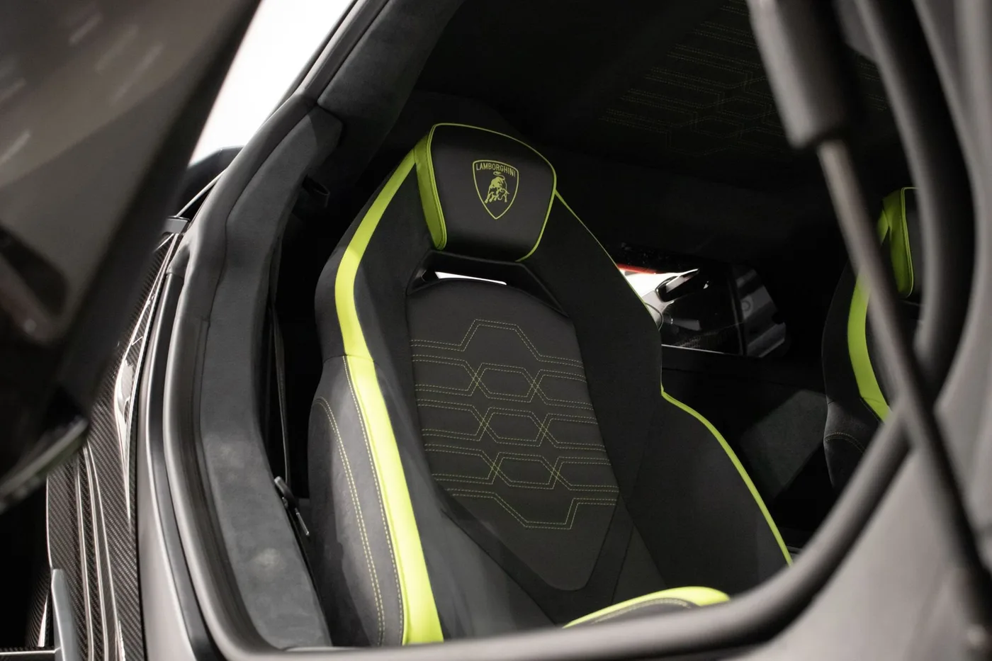 2025 Lamborghini Revuelto angeboten von einem Supersportwagenhändler in Zibido San Giacomo, Italien, Foto 8 von 24