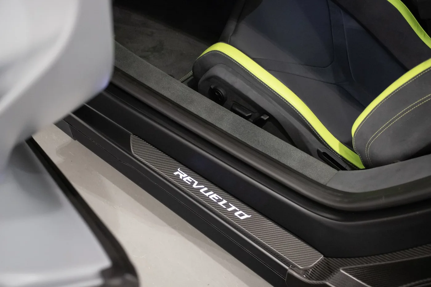2025 Lamborghini Revuelto angeboten von einem Supersportwagenhändler in Zibido San Giacomo, Italien, Foto 10 von 24