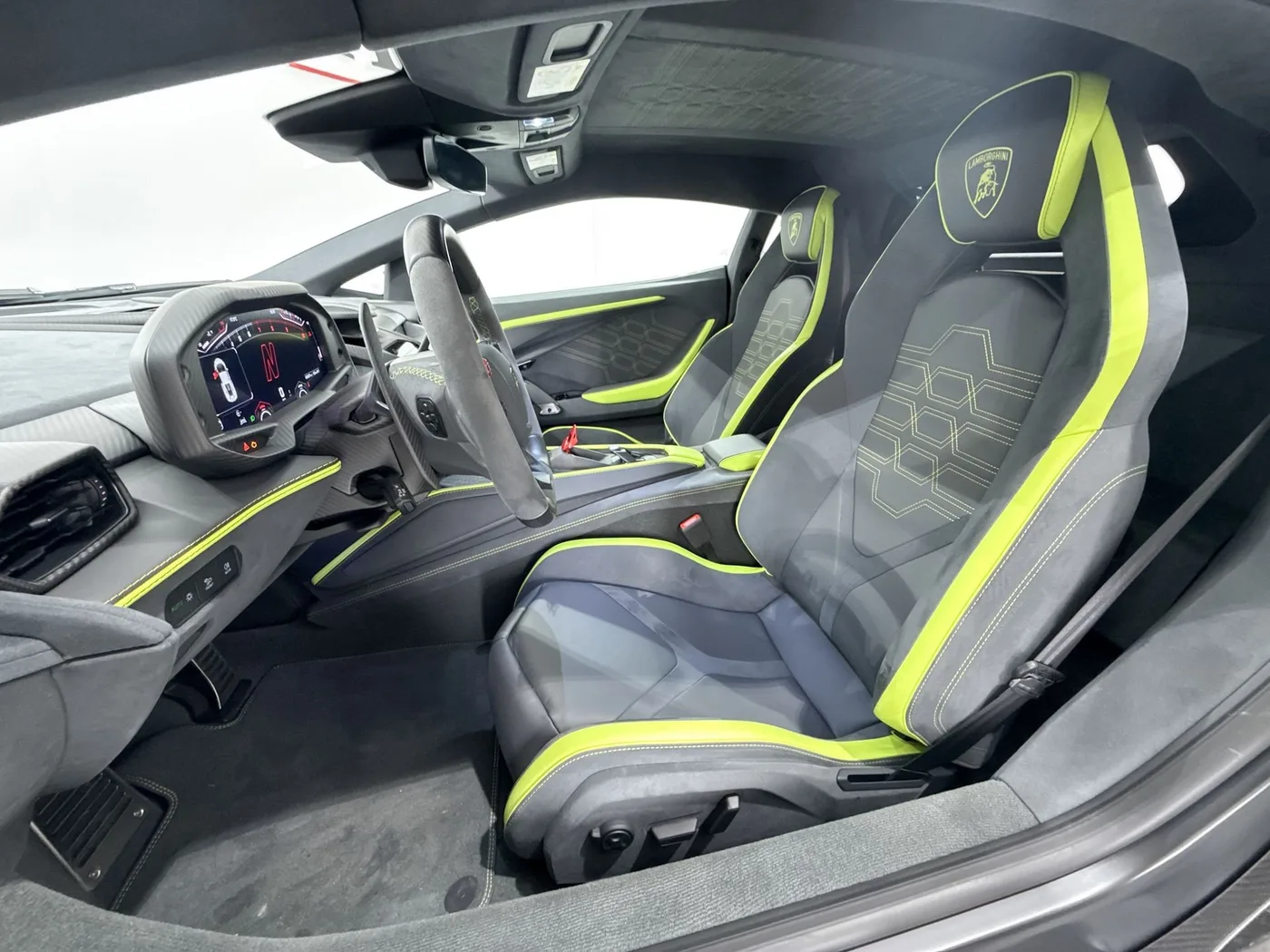 2025 Lamborghini Revuelto angeboten von einem Supersportwagenhändler in Zibido San Giacomo, Italien, Foto 14 von 24