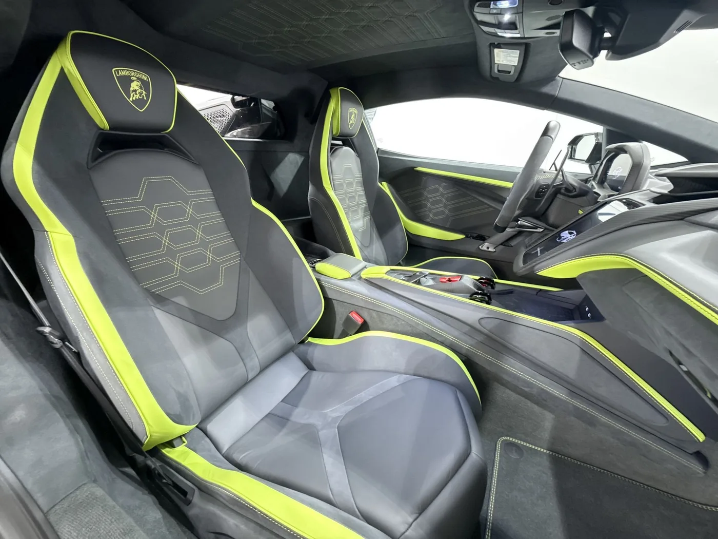 2025 Lamborghini Revuelto angeboten von einem Supersportwagenhändler in Zibido San Giacomo, Italien, Foto 16 von 24