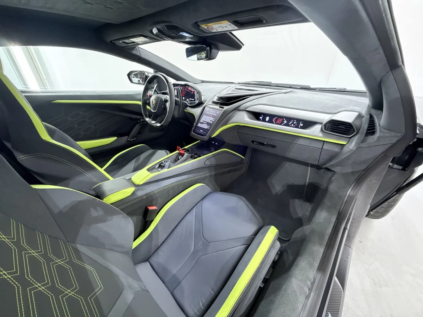 2025 Lamborghini Revuelto angeboten von einem Supersportwagenhändler in Zibido San Giacomo, Italien, Foto 17 von 24