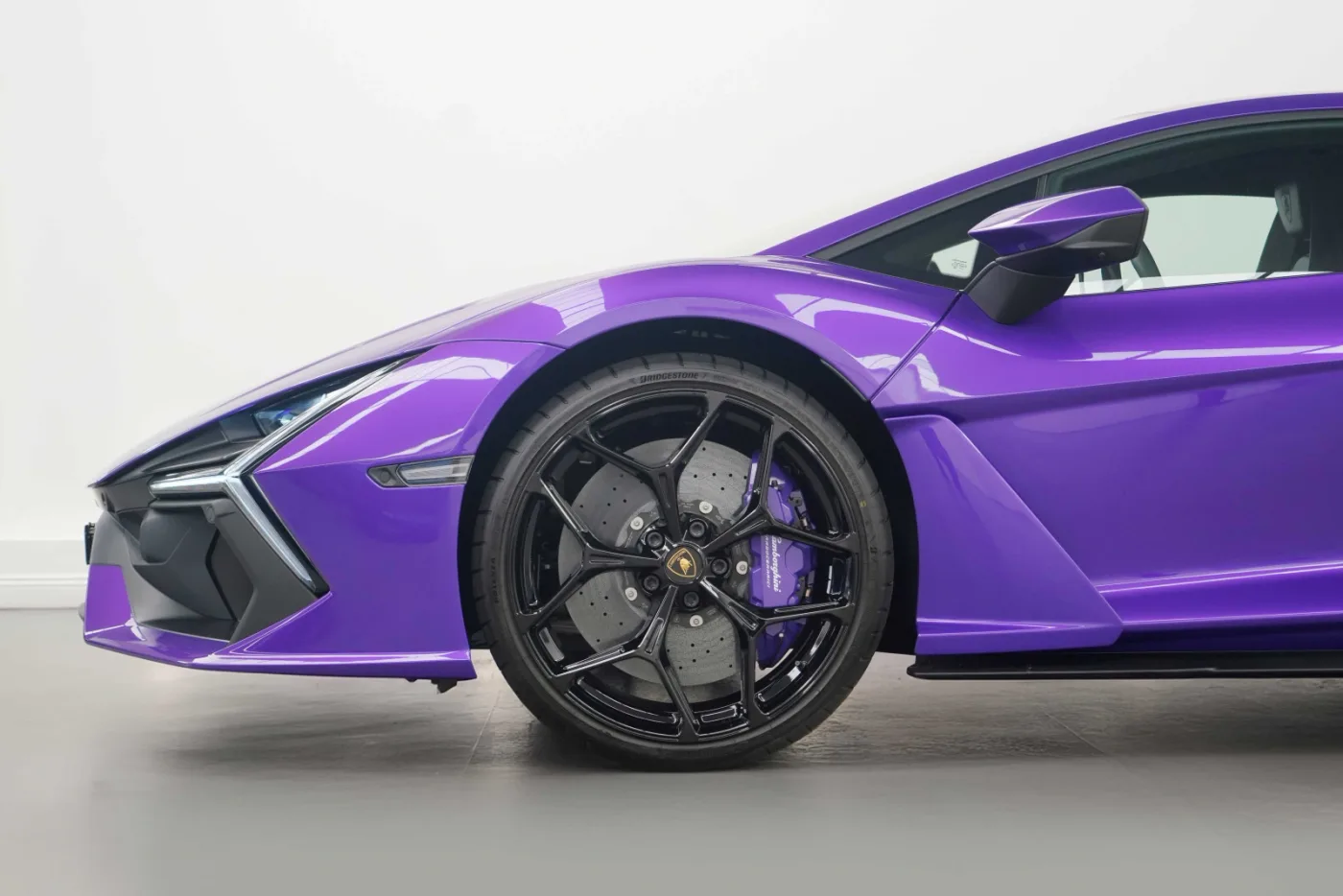 2025 Lamborghini Revuelto offered by a specialist dealer in Dubai, United Arab Emirates, photo 7 of 10
