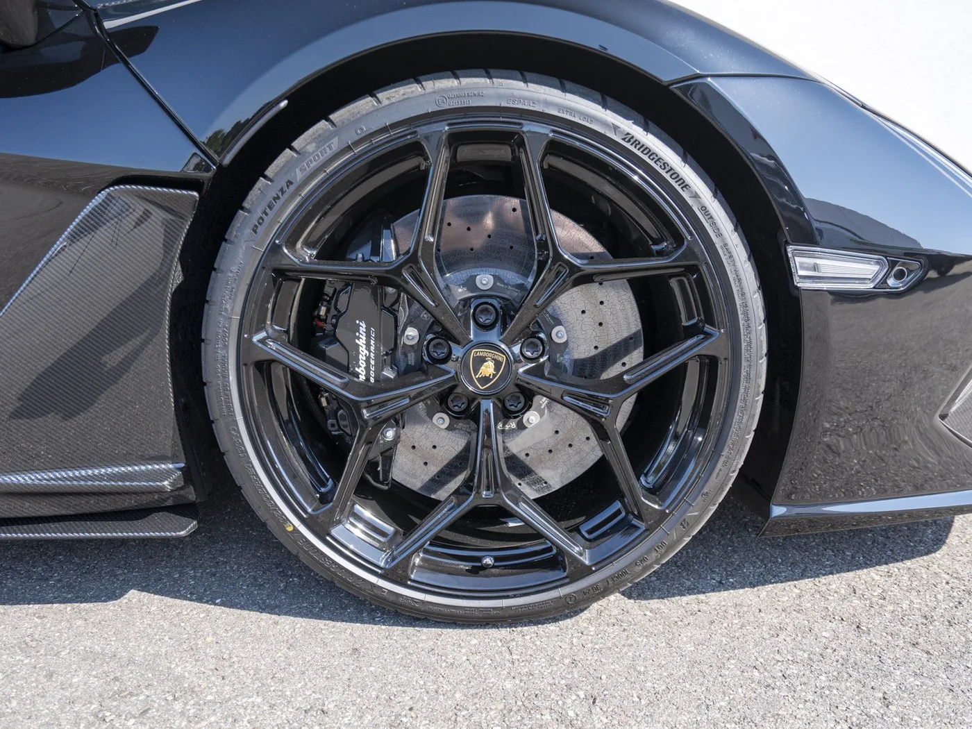 2025 Lamborghini Revuelto proposée par un concessionnaire spécialisé à Singen, Allemagne, photo 12 sur 15