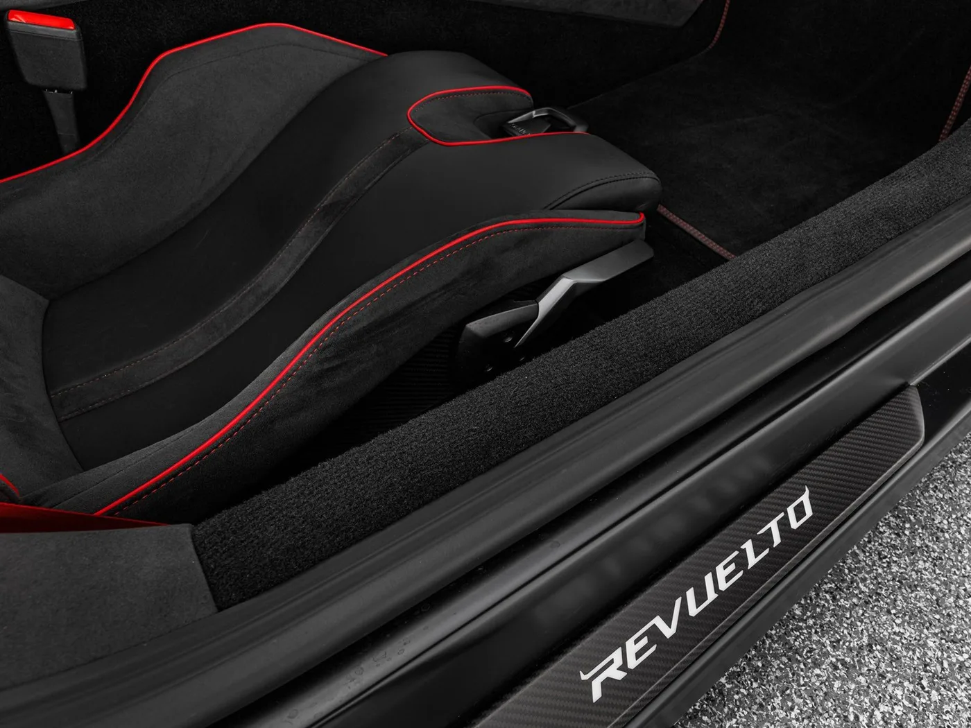 2025 Lamborghini Revuelto offered by a specialist dealer in Böblingen, Germany, photo 15 of 15
