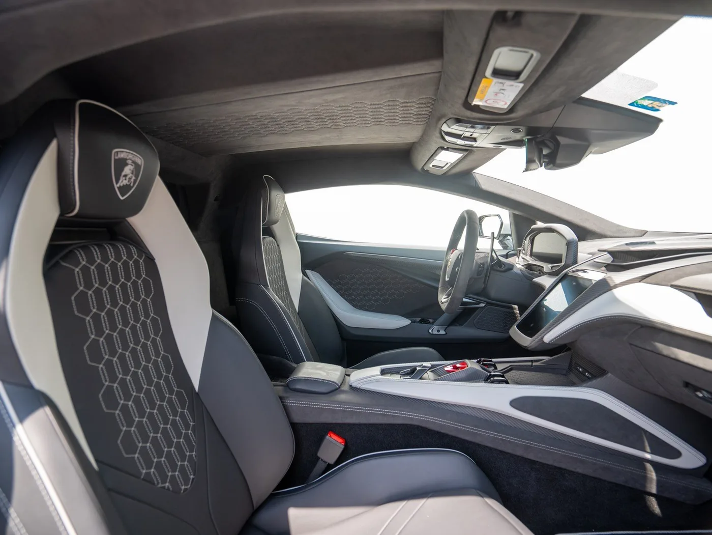 2025 Lamborghini Revuelto proposée par un concessionnaire spécialisé à Singen, Allemagne, photo 9 sur 25