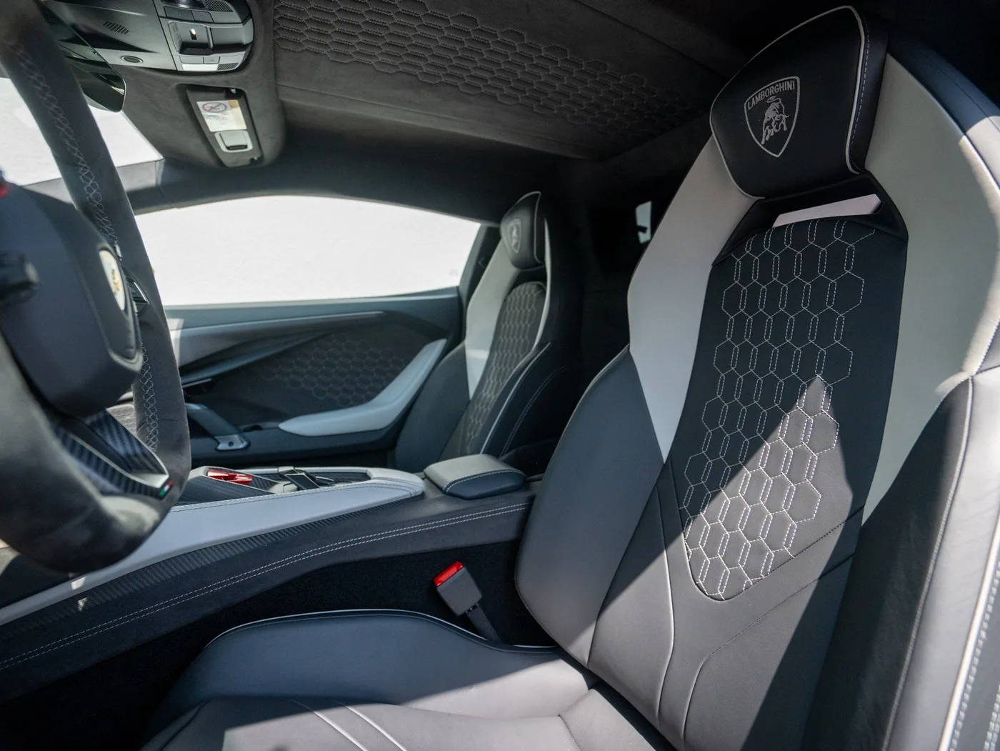 2025 Lamborghini Revuelto proposée par un concessionnaire spécialisé à Singen, Allemagne, photo 15 sur 25
