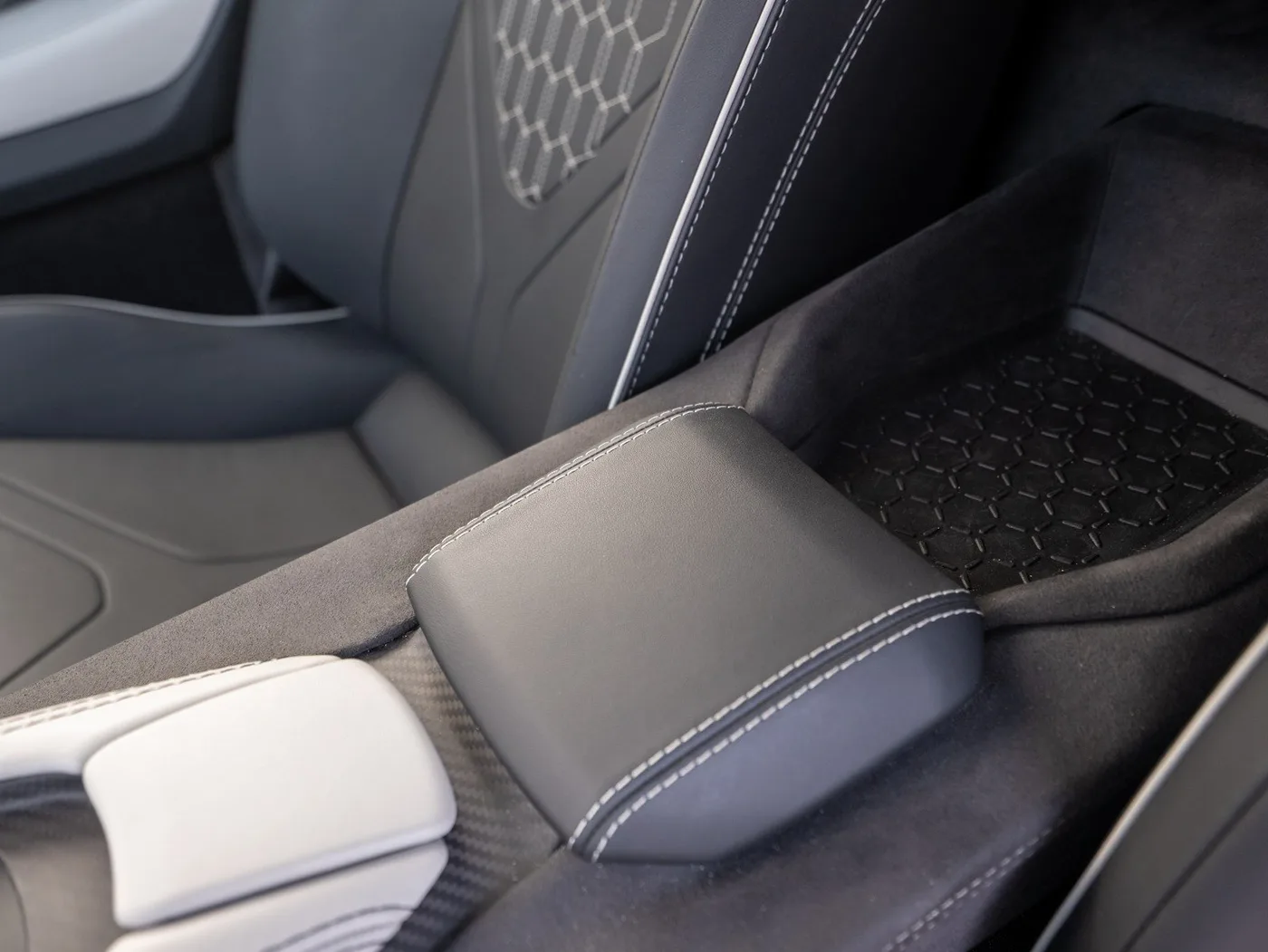 2025 Lamborghini Revuelto proposée par un concessionnaire spécialisé à Singen, Allemagne, photo 18 sur 25