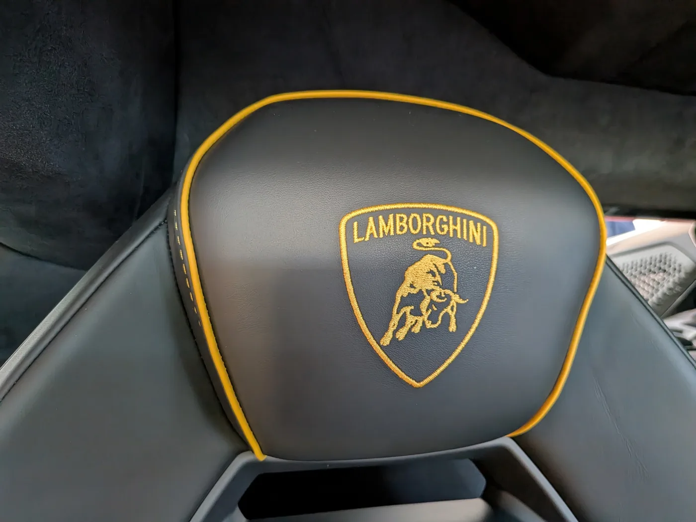 2025 Lamborghini Revuelto offered by a franchised dealer group in Pangbourne, United Kingdom, photo 8 of 20