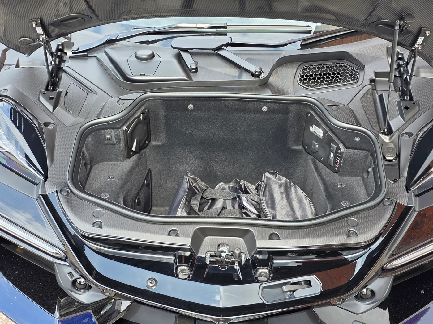 2025 Lamborghini Revuelto offered by a franchised dealer group in Pangbourne, United Kingdom, photo 10 of 20