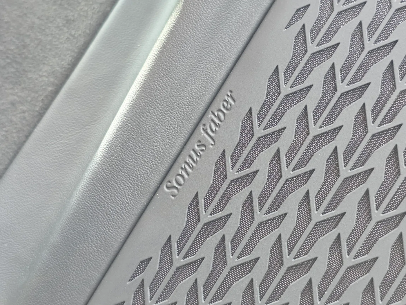 2025 Lamborghini Revuelto offered by a franchised dealer group in Pangbourne, United Kingdom, photo 15 of 20