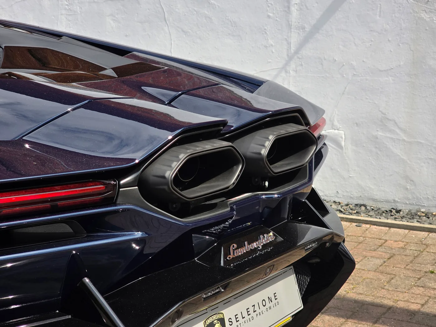 2025 Lamborghini Revuelto offered by a franchised dealer group in Pangbourne, United Kingdom, photo 19 of 20