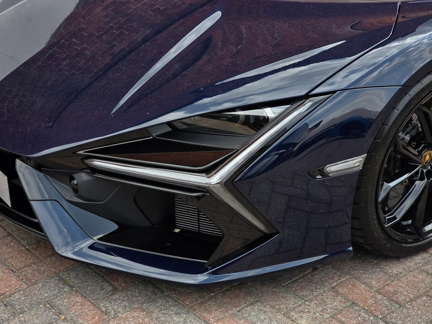 2025 Lamborghini Revuelto offered by a franchised dealer group in Pangbourne, United Kingdom, photo 20 of 20
