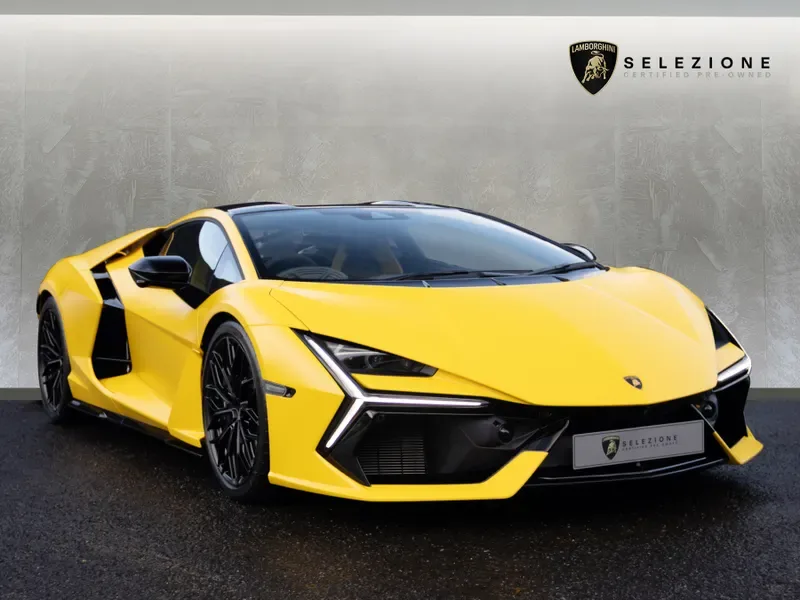 2025 Lamborghini Revuelto en un concesionario especializado de Manchester, Reino Unido, foto principal