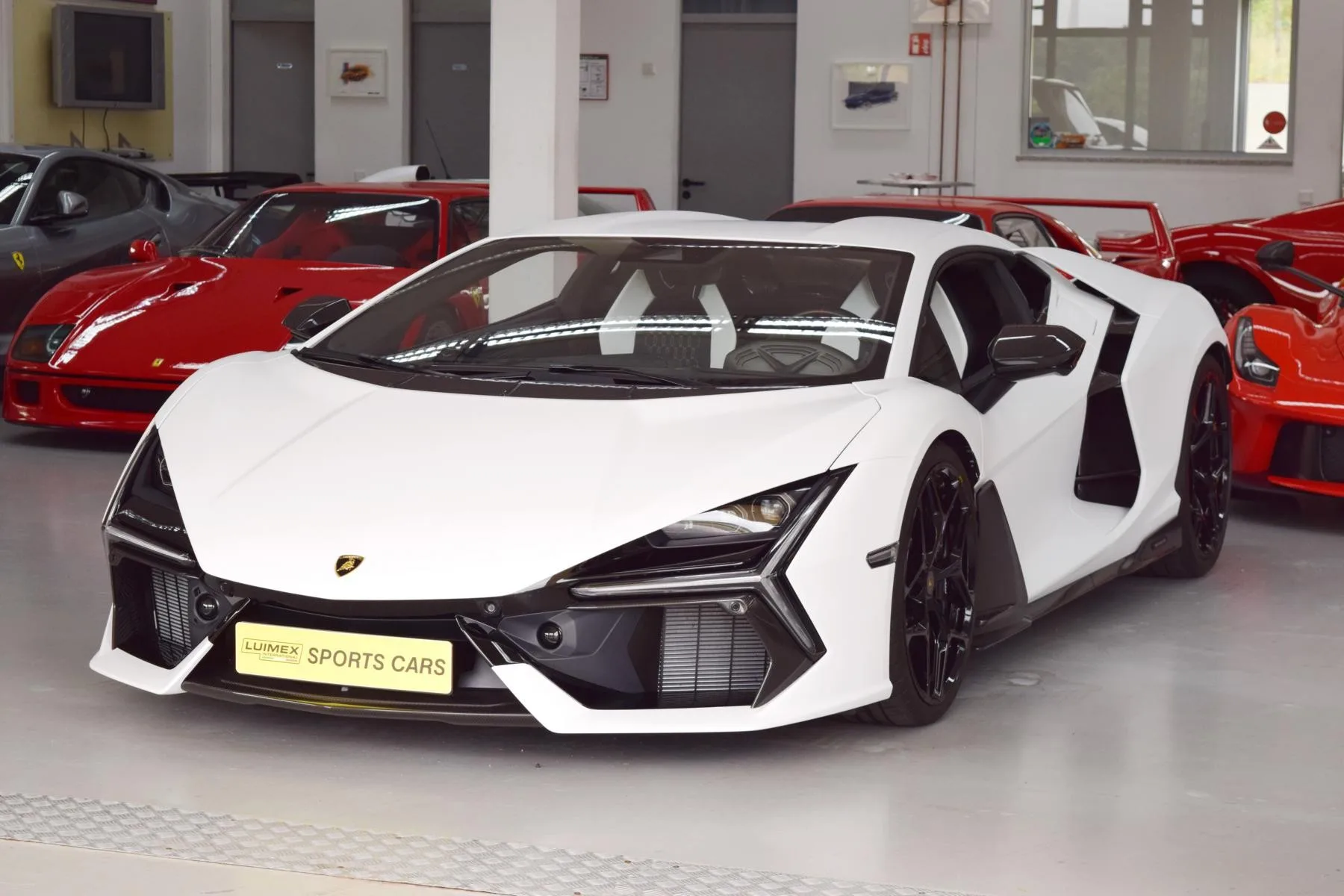 2025 Lamborghini Revuelto proposée par un concessionnaire spécialisé à Pfaffenhofen an der Ilm, Allemagne, photo principale