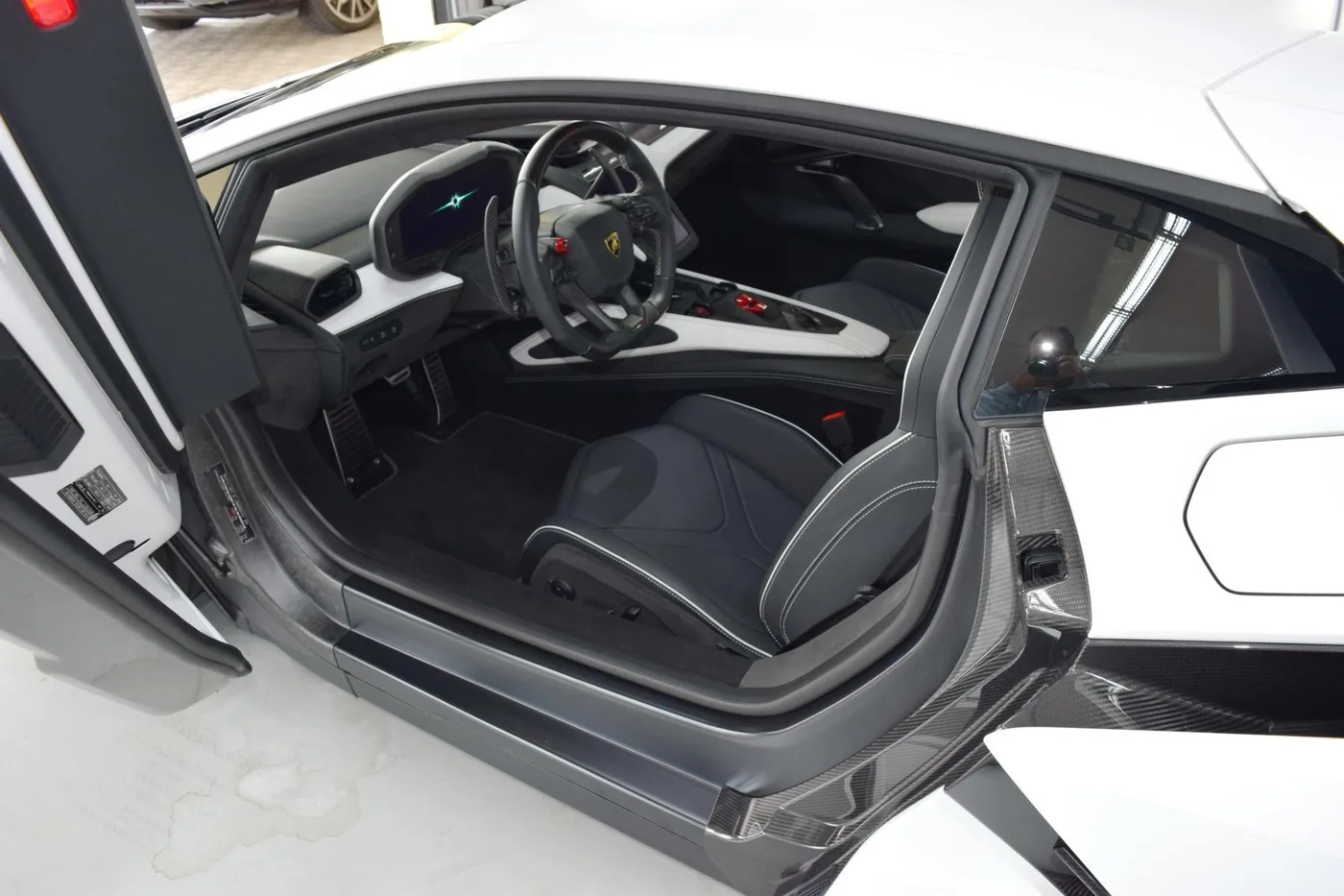 2025 Lamborghini Revuelto proposée par un concessionnaire spécialisé à Pfaffenhofen an der Ilm, Allemagne, photo 2 sur 15