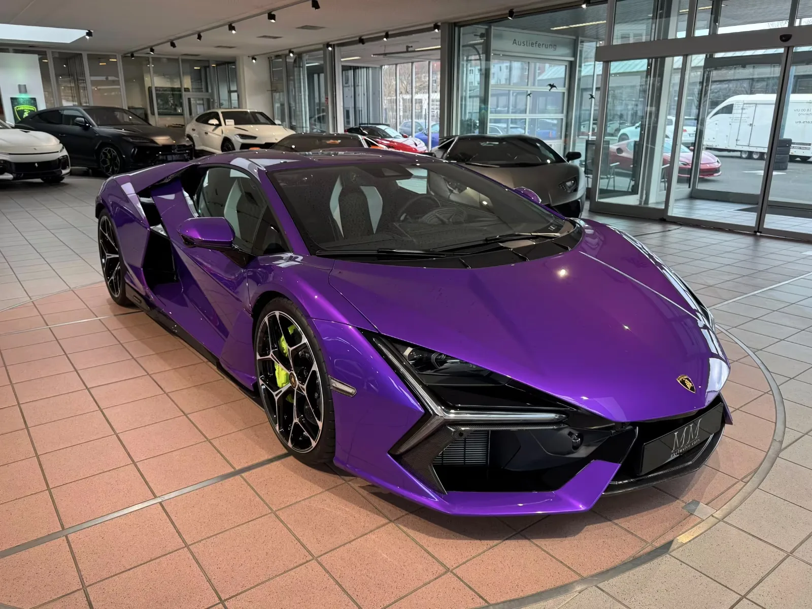 2025 Lamborghini Revuelto proposée par un concessionnaire spécialisé à Hannover, Allemagne, photo principale