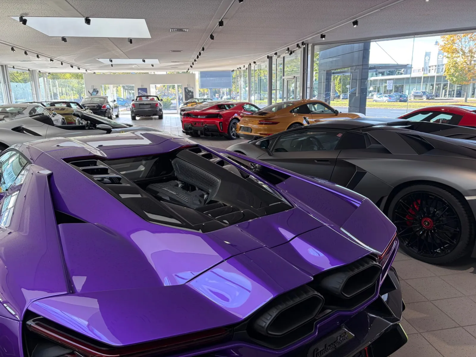2025 Lamborghini Revuelto en un concesionario especializado de Hannover, Alemania, foto principal