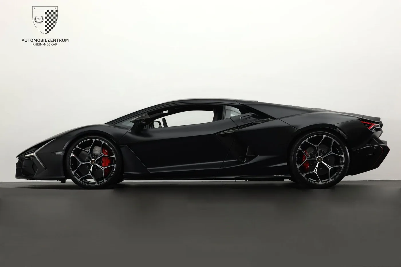 2025 Lamborghini Revuelto offered by a supercar dealer in Viernheim, Germany, photo 4 of 25