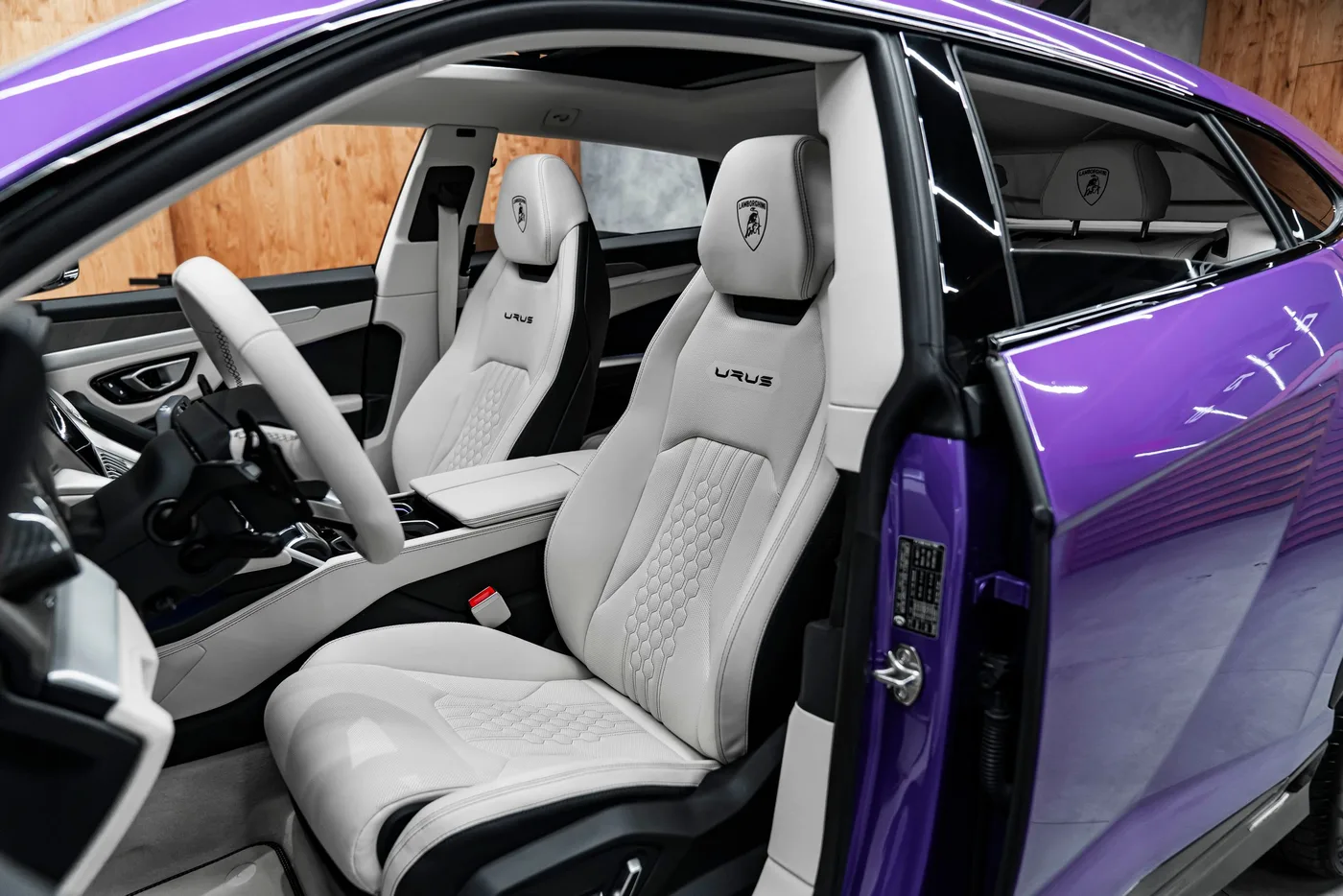 2025 Lamborghini Urus proposée par un concessionnaire spécialisé à Bratislava, Slovaquie, photo 9 sur 15
