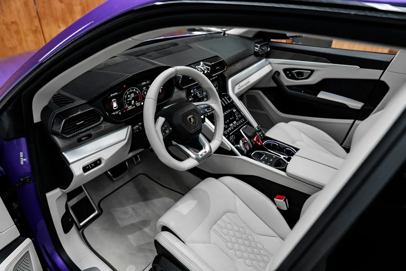 2025 Lamborghini Urus proposée par un concessionnaire spécialisé à Bratislava, Slovaquie, photo 12 sur 15