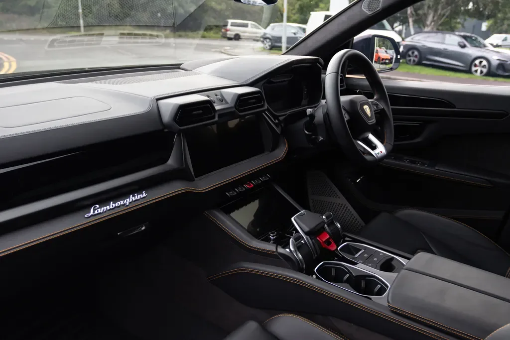 2025 Lamborghini Urus SE, 13/20
