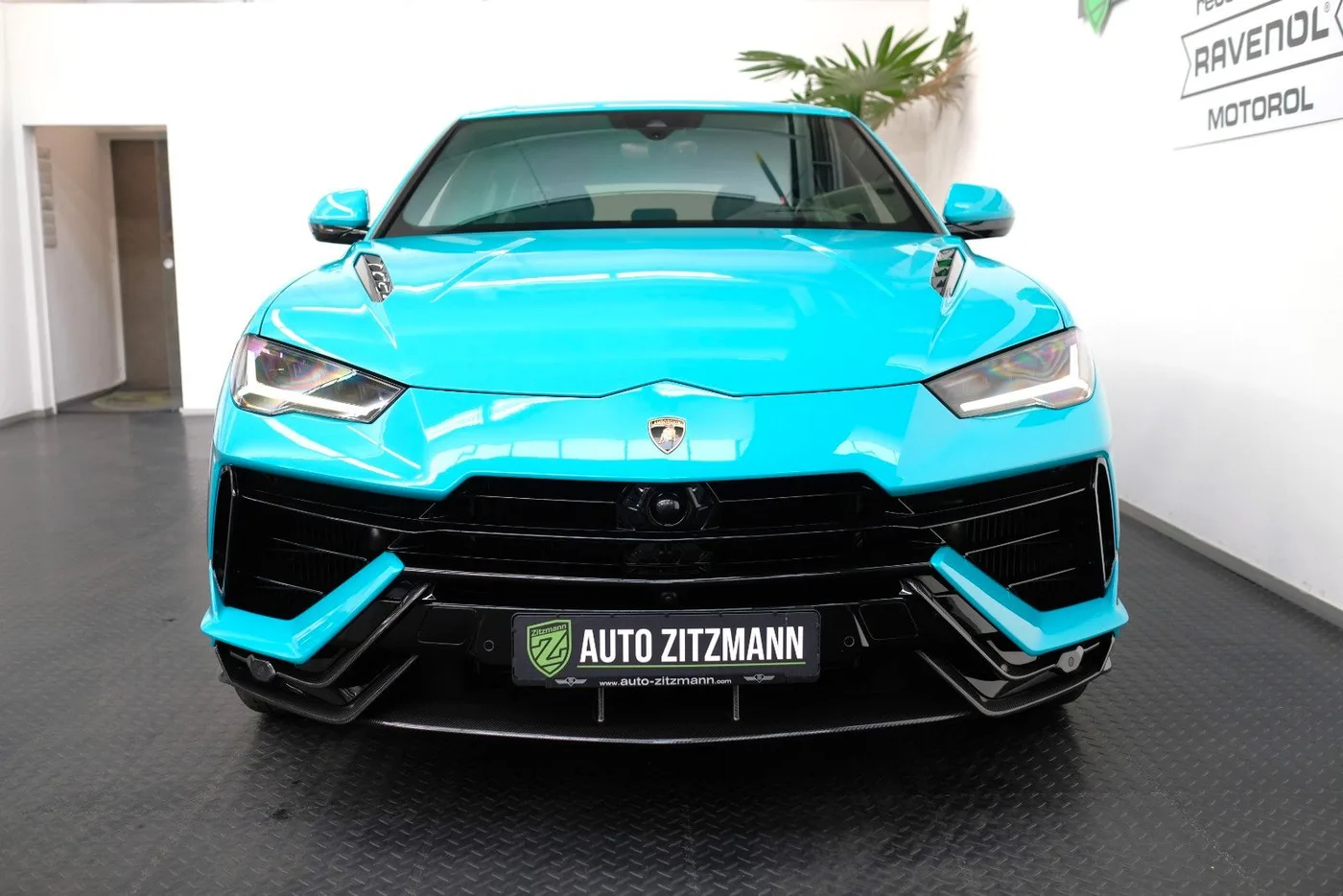 2025 Lamborghini Urus Performante offered by a specialist dealer in Nuremberg, Germany, photo 6 of 15