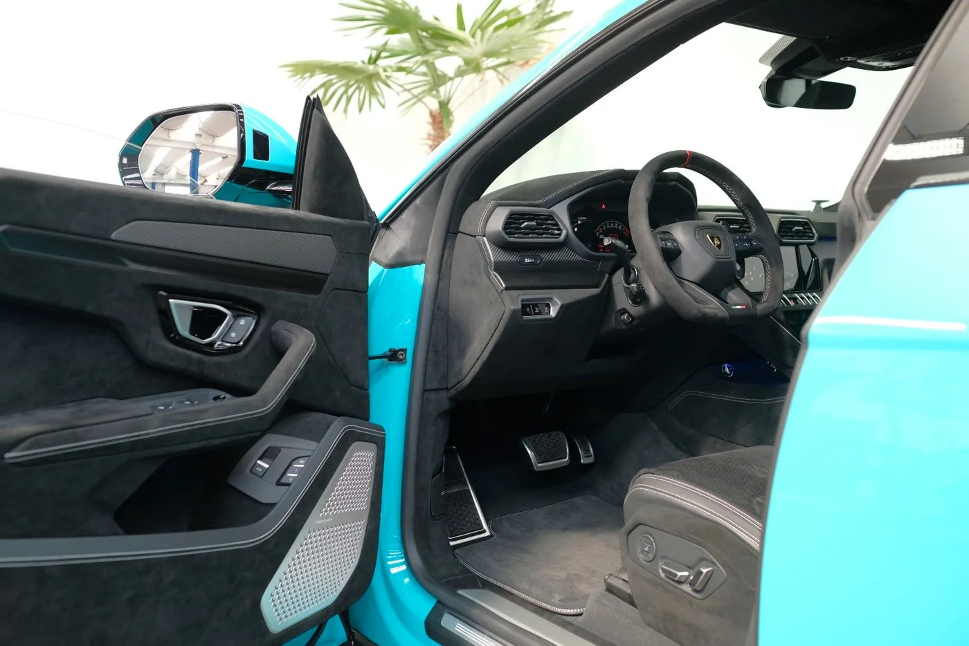 2025 Lamborghini Urus Performante offered by a specialist dealer in Nuremberg, Germany, photo 9 of 15