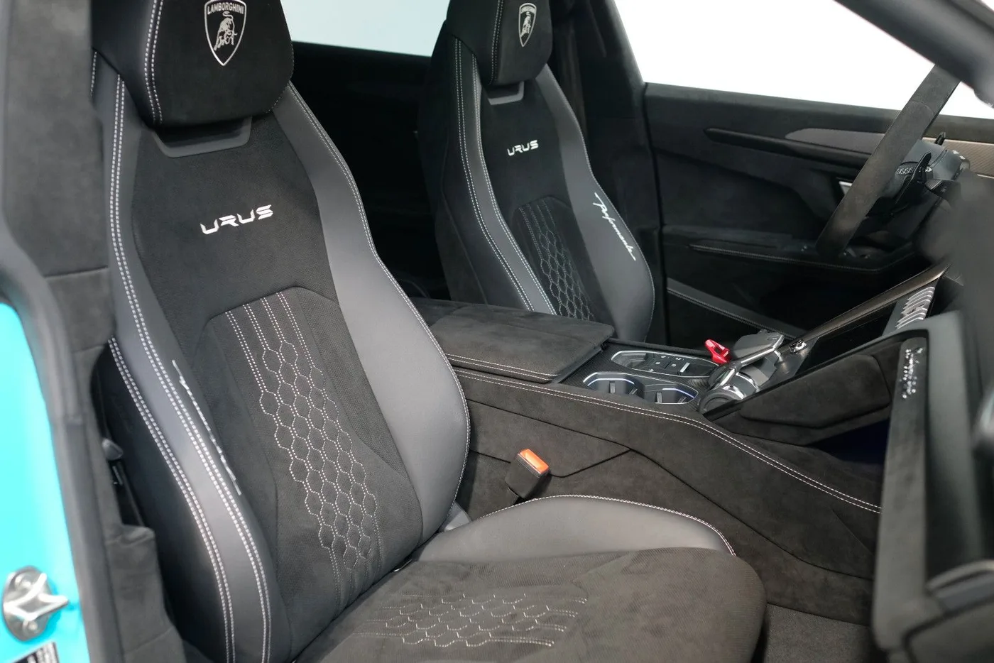 2025 Lamborghini Urus Performante offered by a specialist dealer in Nuremberg, Germany, photo 11 of 15