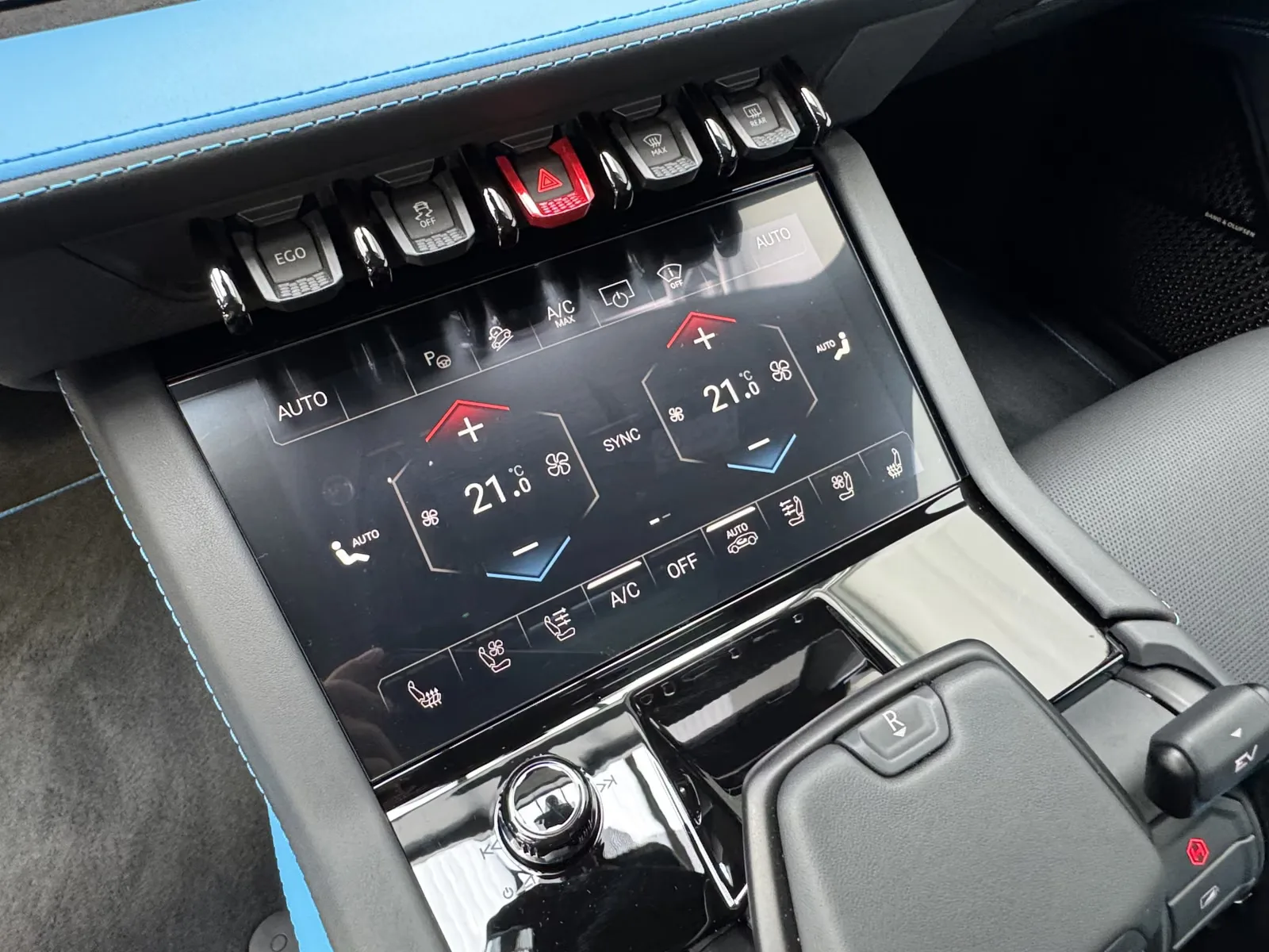 2025 Lamborghini Urus SE, 11/30