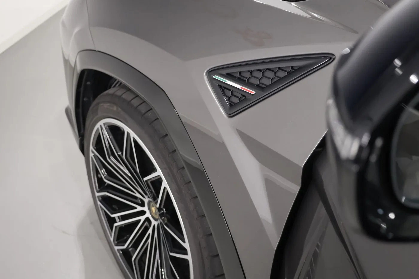 2025 Lamborghini Urus SE angeboten von einem Supersportwagenhändler in Zibido San Giacomo, Italien, Foto 17 von 25