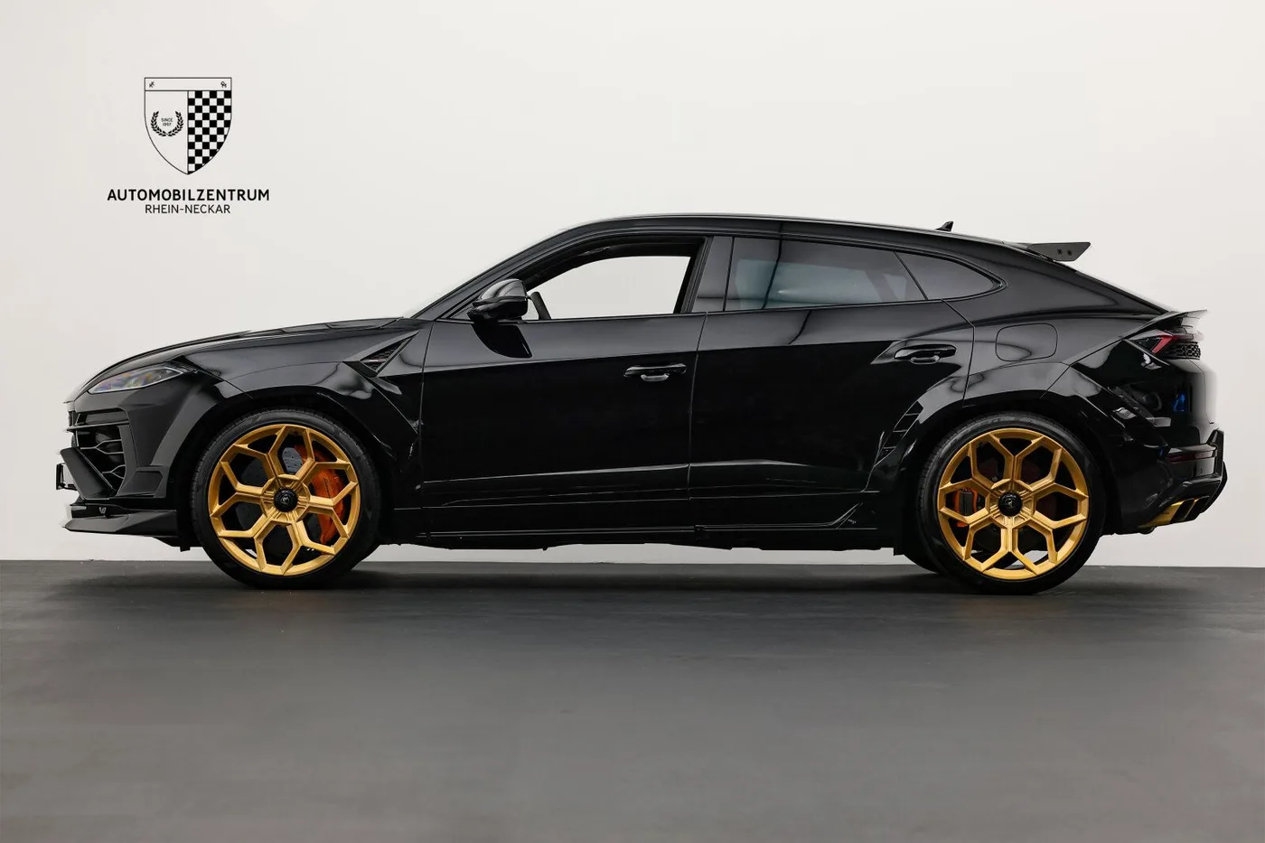 2025 Lamborghini Urus SE offered by a supercar dealer in Viernheim, Germany, photo 3 of 25