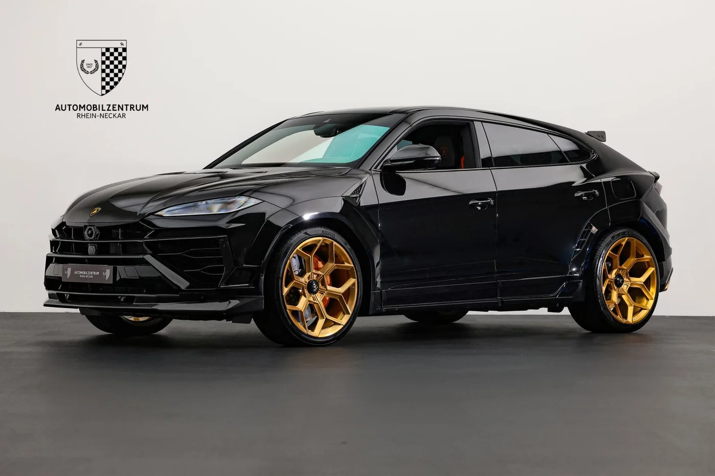 2025 Lamborghini Urus SE offered by a supercar dealer in Viernheim, Germany, photo 4 of 25