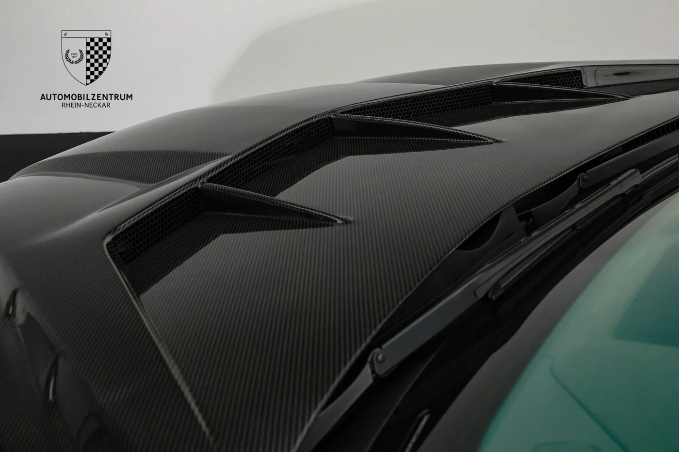 2025 Lamborghini Urus SE offered by a supercar dealer in Viernheim, Germany, photo 5 of 25